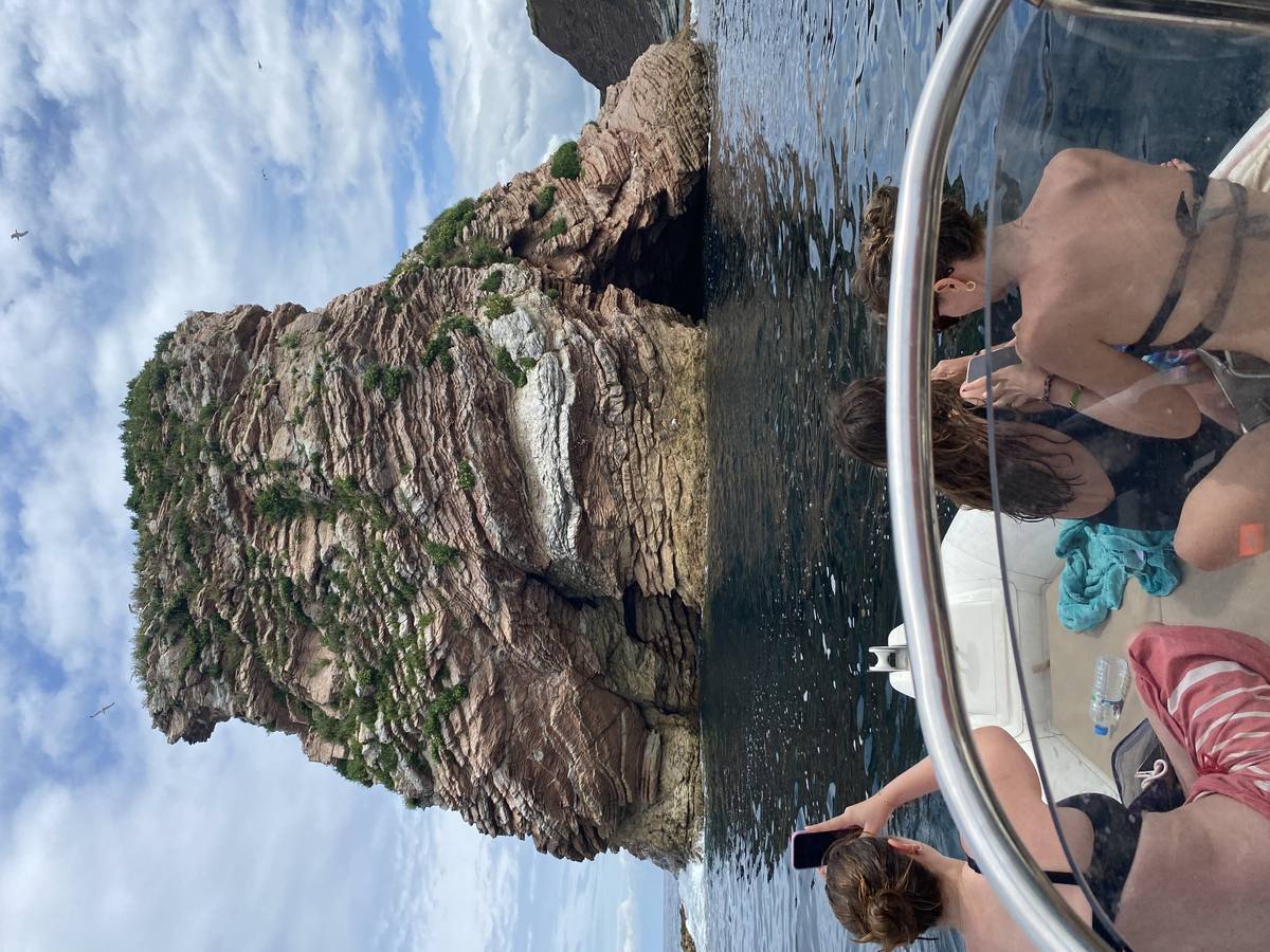 Falaises spectaculaires de la côte basque depuis le bateau