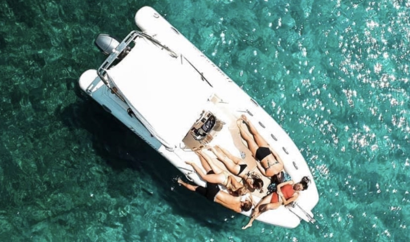 Vue drone – bateau sur les eaux turquoises de la côte basque