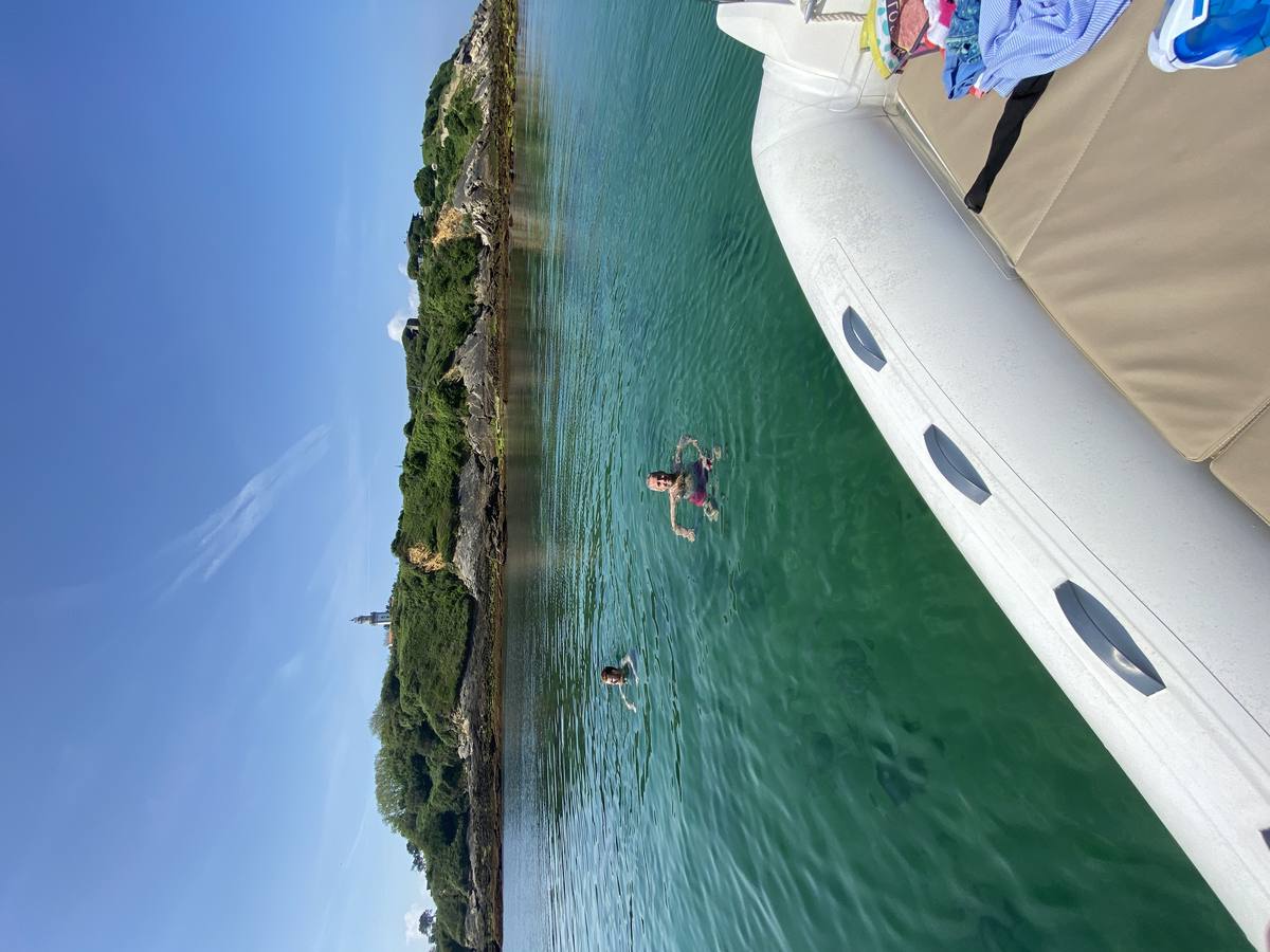 Baignade en mer près du phare – excursion bateau Biarritz