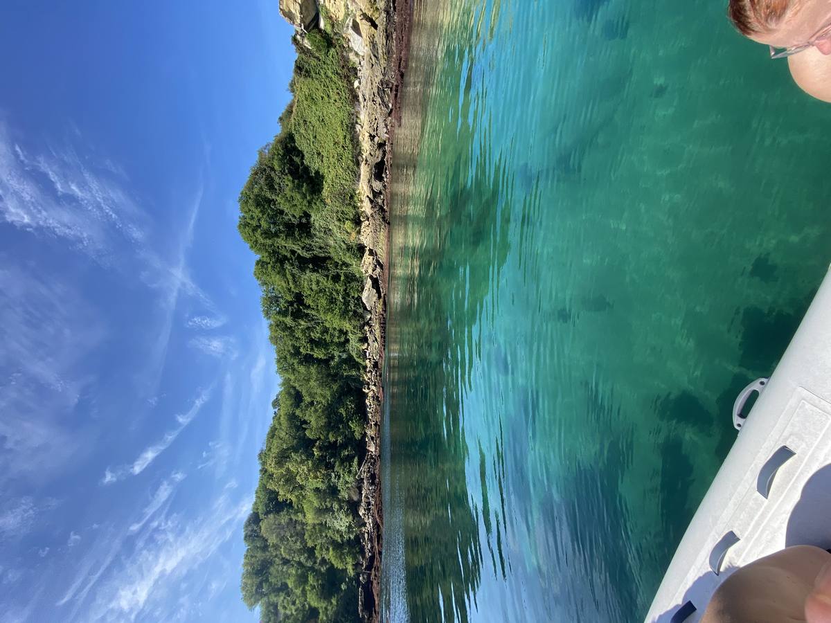 Eaux turquoises d'une crique secrète accessible uniquement en bateau